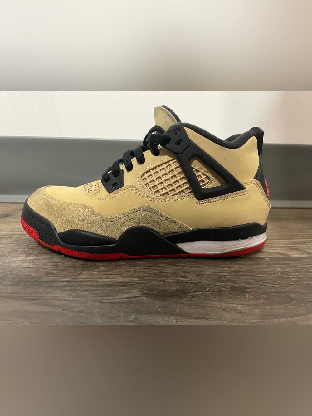 Nike Air Jordan 4 Retro - Wheat/Black/Red size 2.5Y
